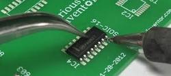 smd soldering،قراردادن آی سی روی برد با استفاده از ابزار لحیم کاری